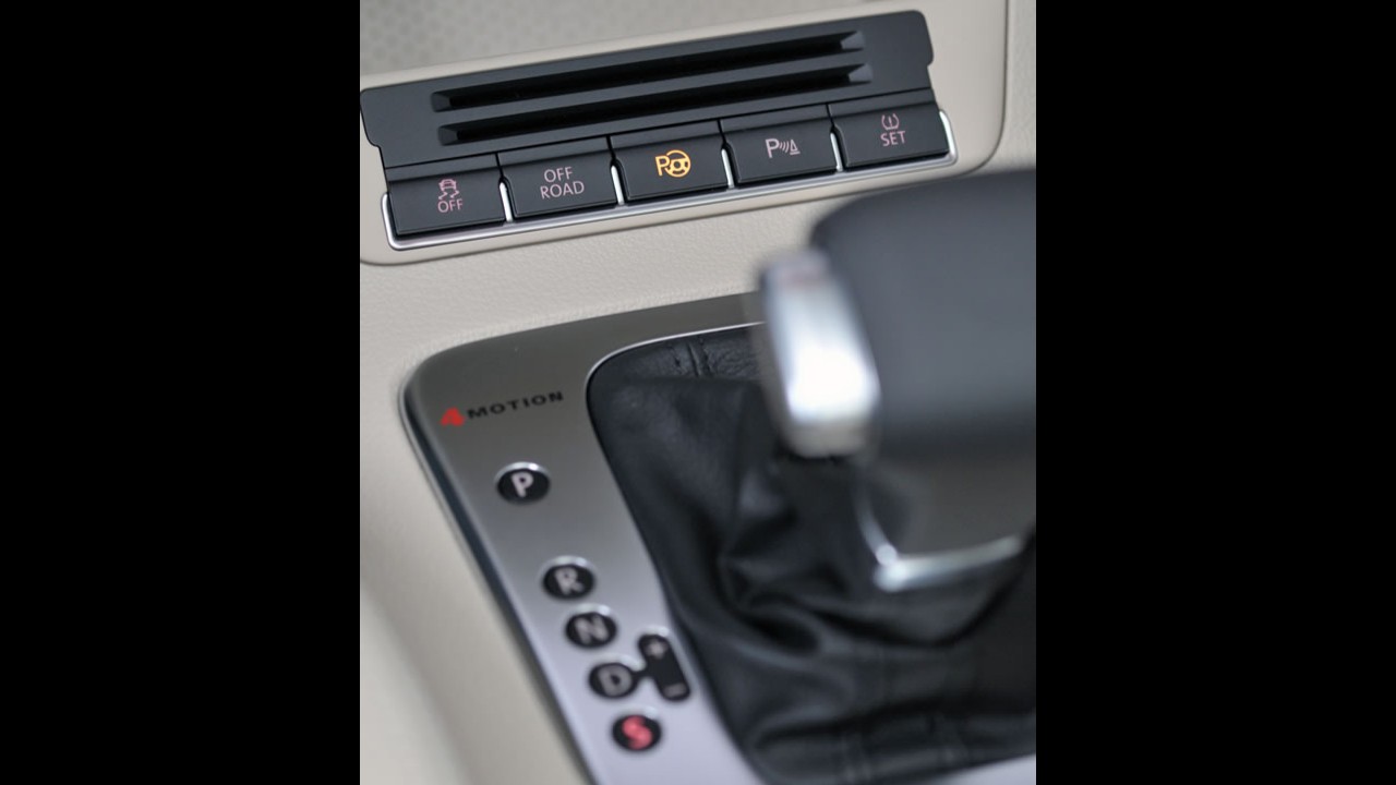 VW Tiguan 2010 ganha sistema automático de estacionamento e painel do Passat CC