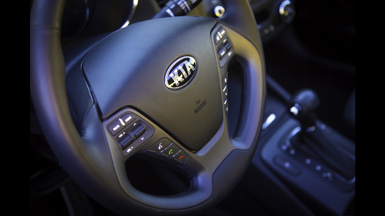 Kia Forte (Cerato) é apresentado no Salão de Los Angeles - Versão de entrada terá motor 1.8 de 150 cv