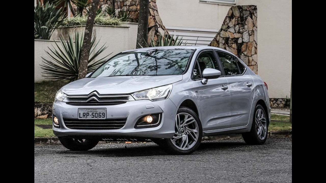 Análise CARPLACE (sedãs médios): Sentra mantém bom ritmo e C4 passa Focus