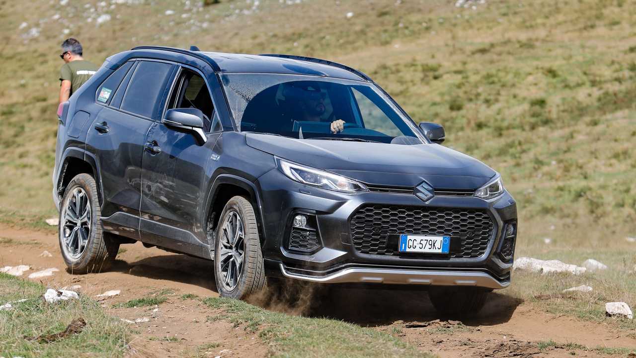 Suzuki Across Plug-in in fuori strada