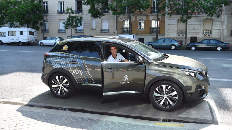 Un Peugeot 3008 autonome rode aux abords de Roland-Garros