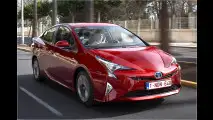 Toyota strahlt in Tokio-Rot