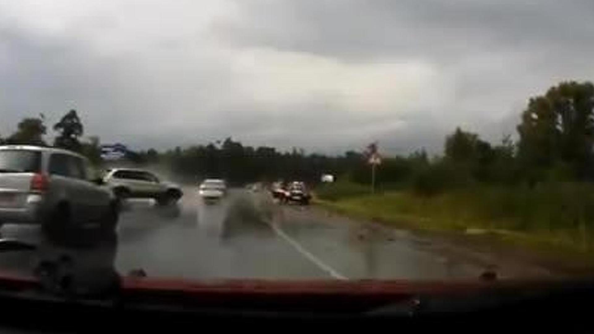 BMW X5 driver loses control on wet road and crashes  | Motor1