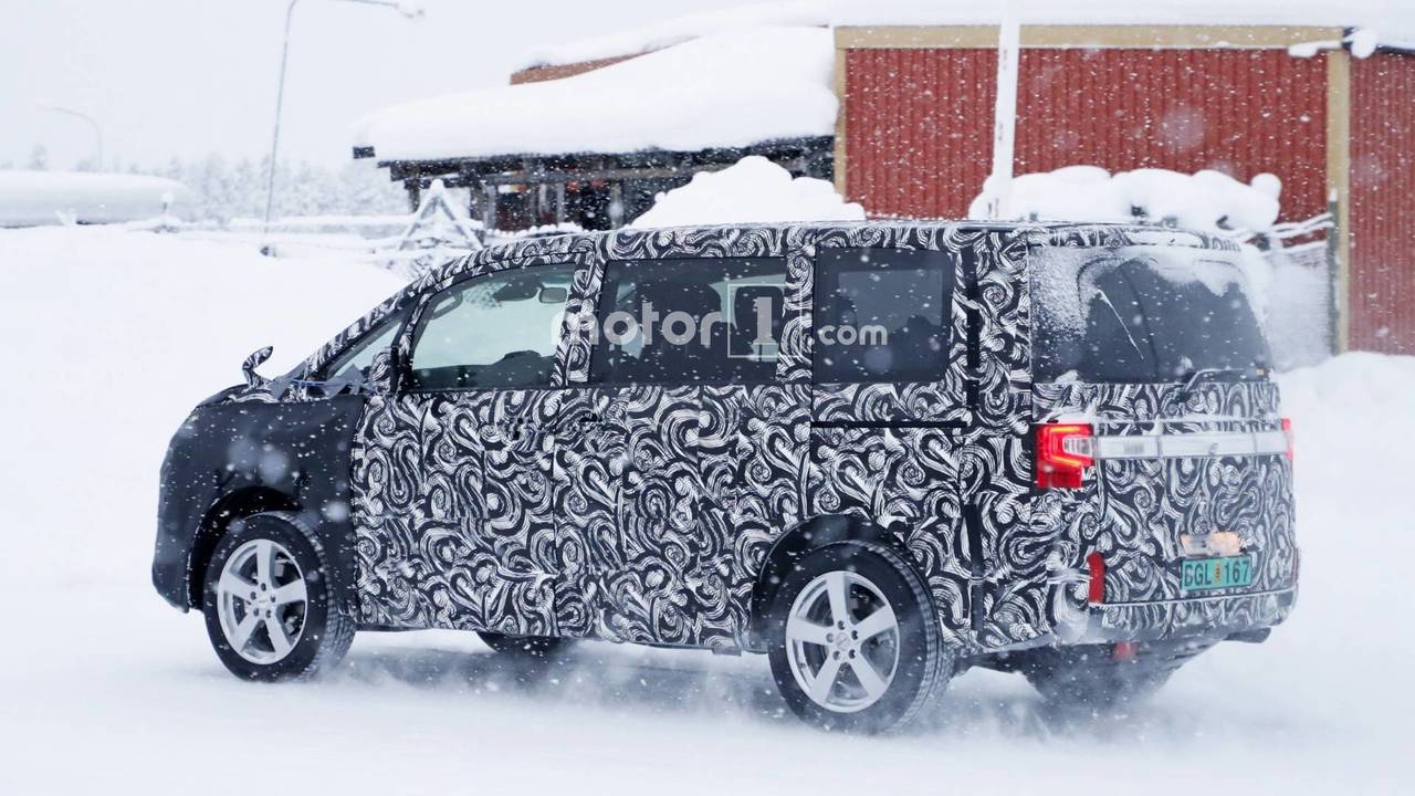 2018 Mitsubishi Delica spy photo