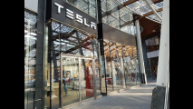Tesla, flagship store Milano
