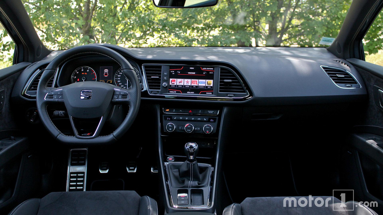 Essai comparatif - Peugeot 308 GTi / SEAT Leon Cupra (2017)