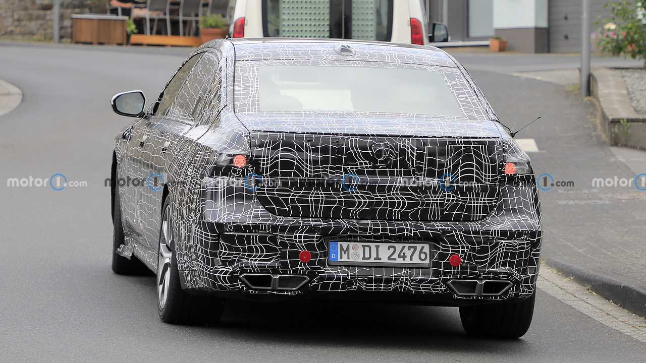 Новые шпионские фото BMW 7-й серии (G70), вид сзади