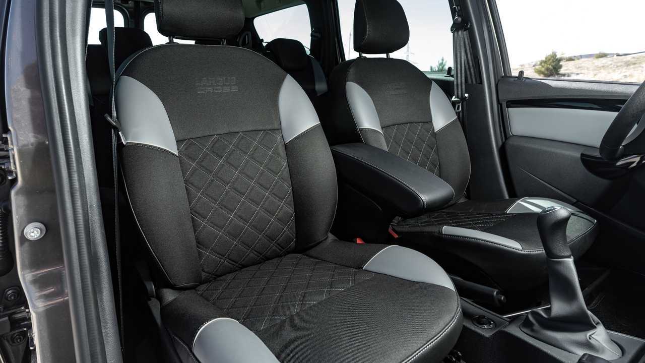 Передние кресла Lada Largus