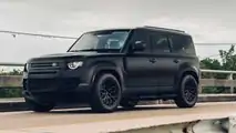 Uno speciale Land Rover Defender in nero opaco