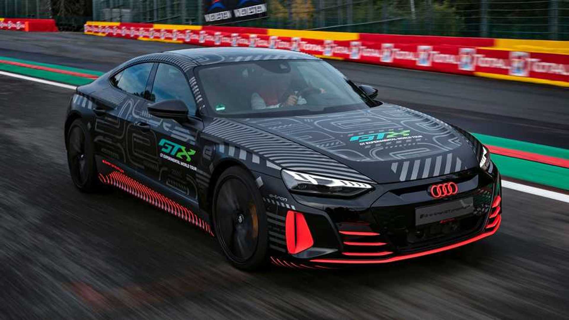 El Audi RS E tron GT Posa Con La Familia R8 LMS En Spa Francorchamps