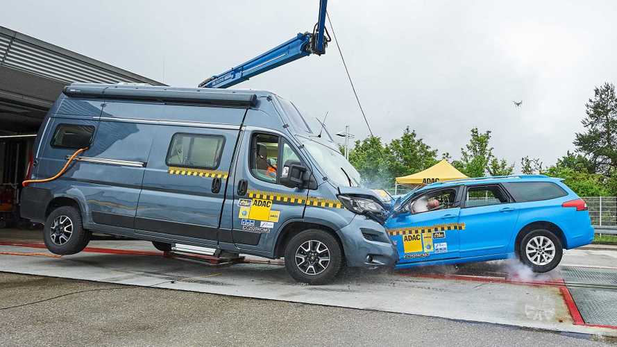 Wohnmobil im Crashtest: Umgebaute Kastenwagen oft nicht sicher