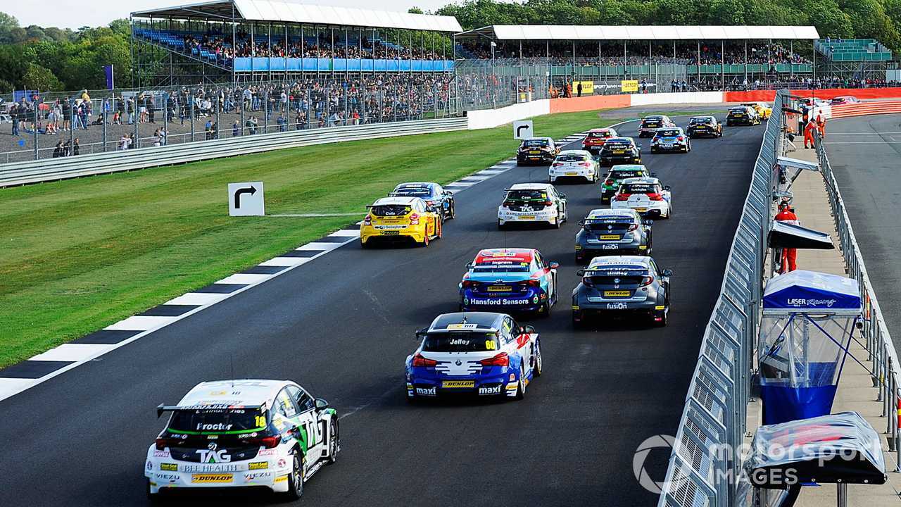 Start of BTCC race at Silverstone 2018