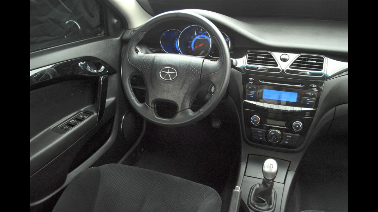 JAC Motors lança o sedã J5 oficialmente no Brasil por R$ 53.800
