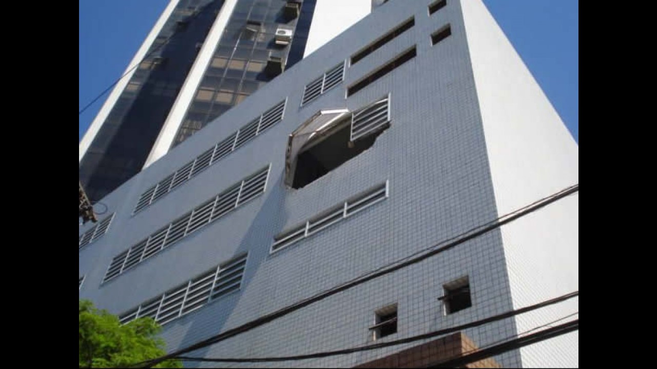 Carro cai do 3º andar de prédio e fica preso em fios de alta tensão