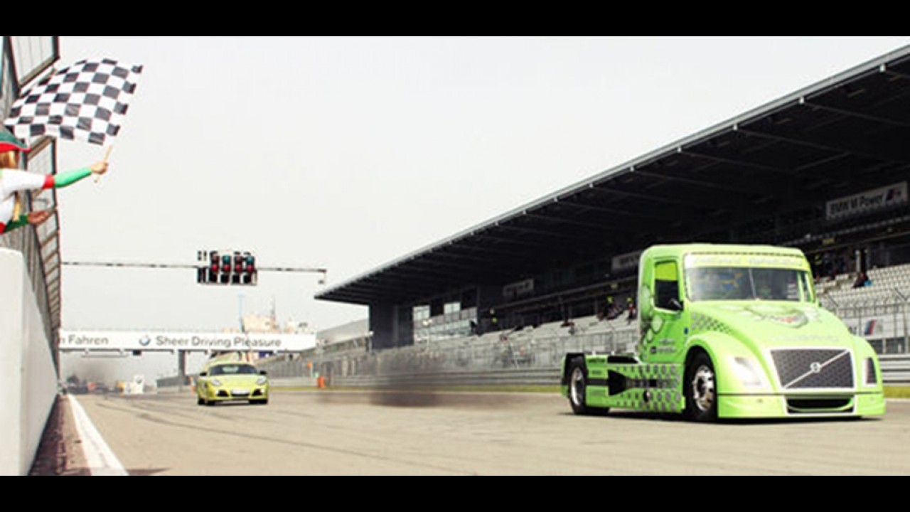 Caminhão híbrido da Volvo acelera mais que Porsche em Nürburgring