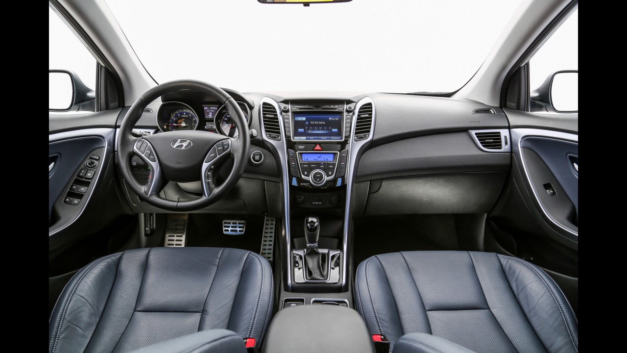 Teste CARPLACE: Hyundai i30 1.8 tem uma "rocha" chamada Golf pelo caminho
