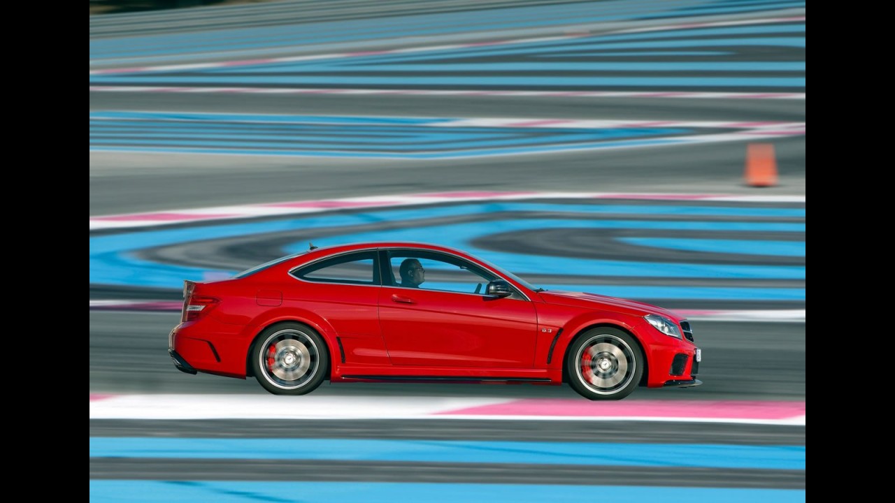 Oficial: Mercedes-Benz C63 AMG Coupé Black Series 2012 chega com motor V8 de 517cv