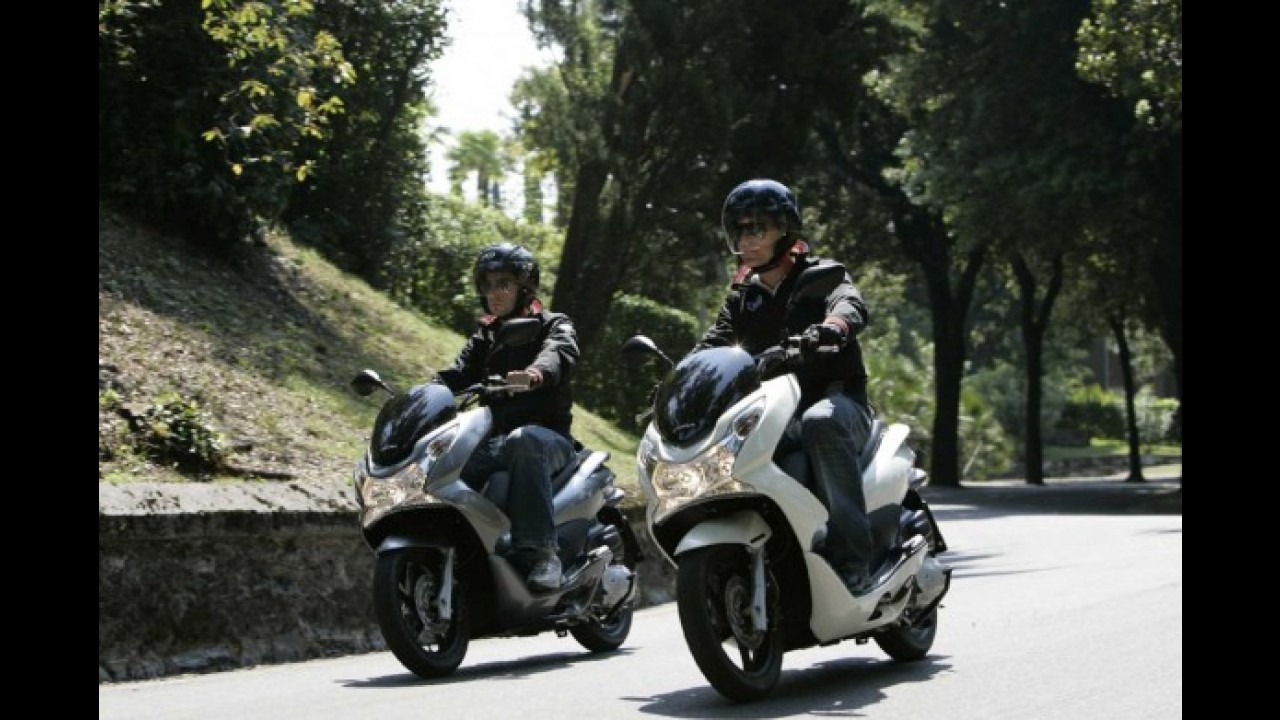 Honda apresenta sete novas motos para linha 2013 - destaque para o scooter PCX 150 e as versões flex da CB 300R e XRE 300