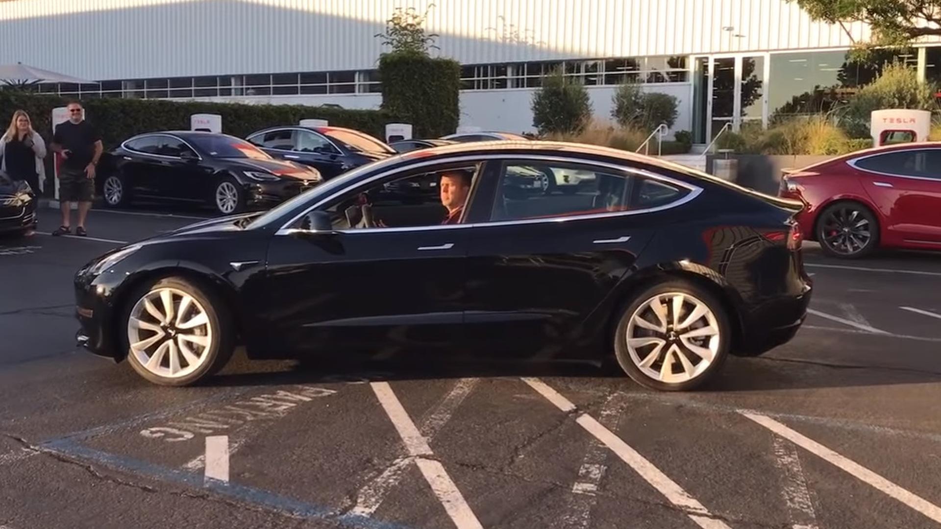 La première Tesla Model 3 de série en vidéo