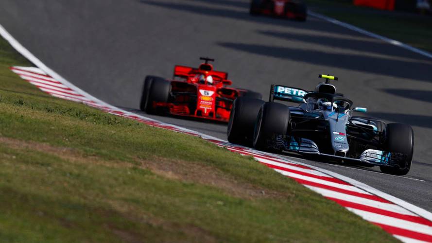 Valtteri Bottas, Mercedes AMG F1 W09, Sebastian Vettel, Ferrari SF71H, y Kimi Raikkonen, Ferrari SF71H