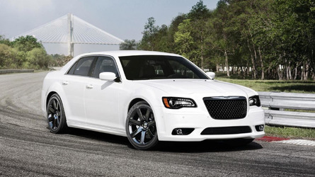 Chrysler 300 Hybrid News And Reviews Motor1 Chrysler 300 Hybrid Articles 2017 300c Srt8 Rolls Into New York