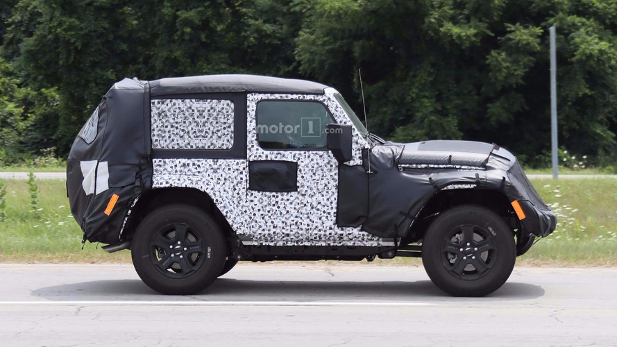 İki kapılı 2018 Jeep Wrangler casus fotoğrafı