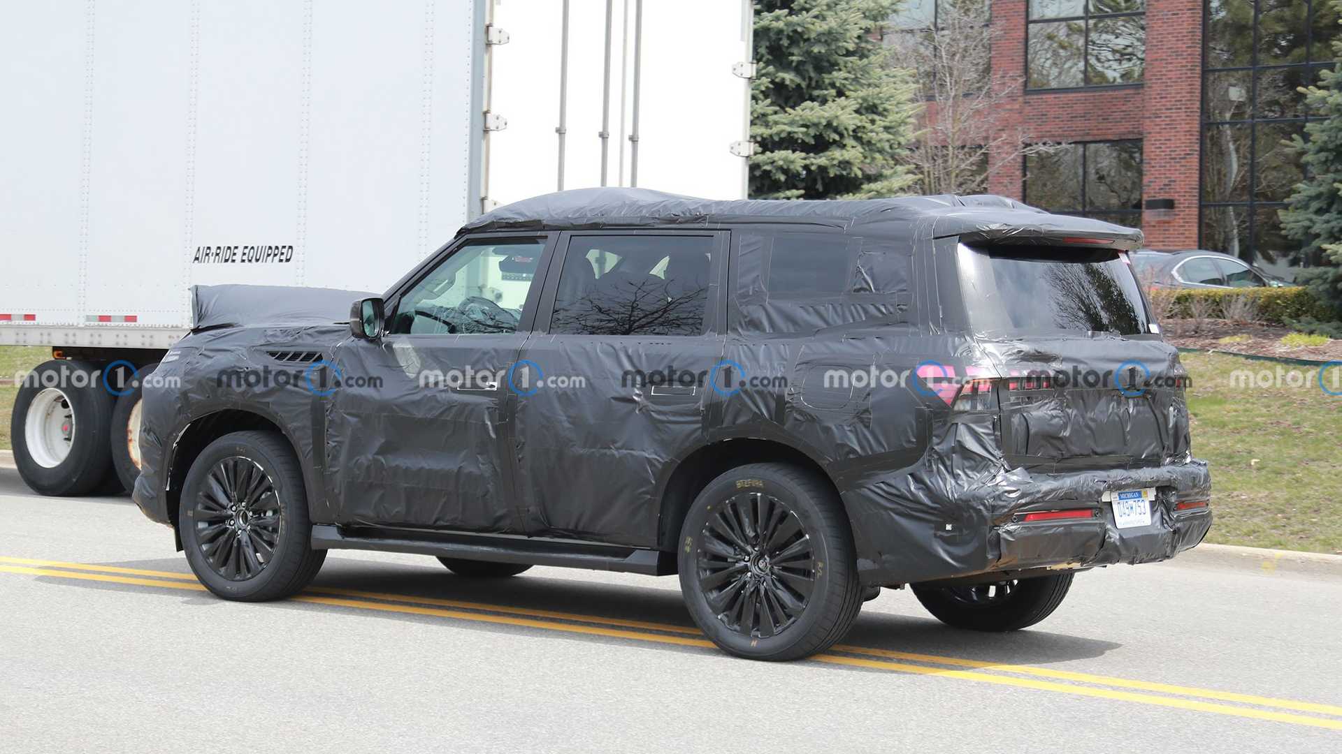 next-gen-infiniti-qx80-side-view-spy-photo.jpg