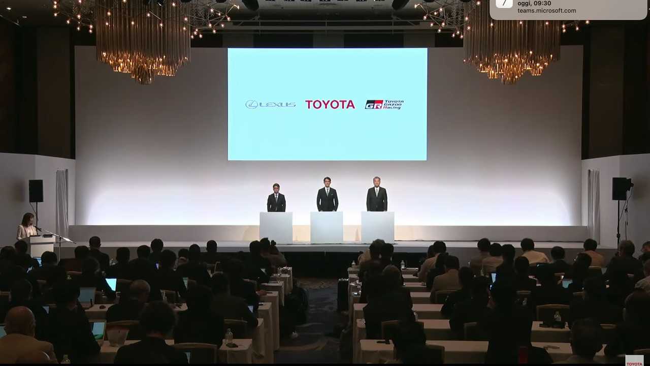 Il presidente e ceo di Toyota Koji Sato con i due vicepresidenti esecutivi Hiroki Nakajima (a destra) e Yoichi Miyazaki (a sinistra)