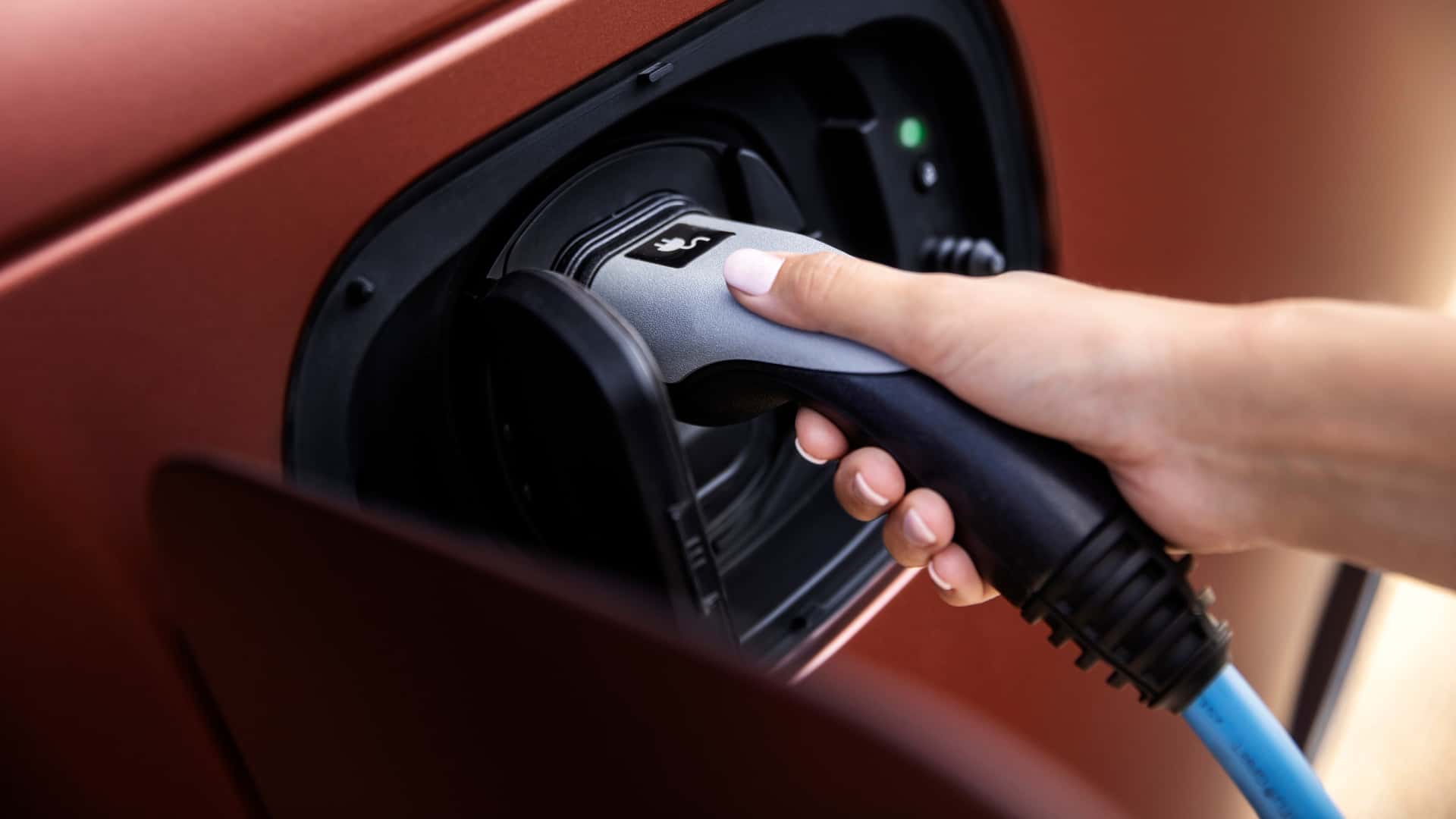 Jaguar Land Rover reuses car batteries for renewable energy