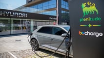 Foto - Hyundai Autosantoro, punti di ricarica elettrica