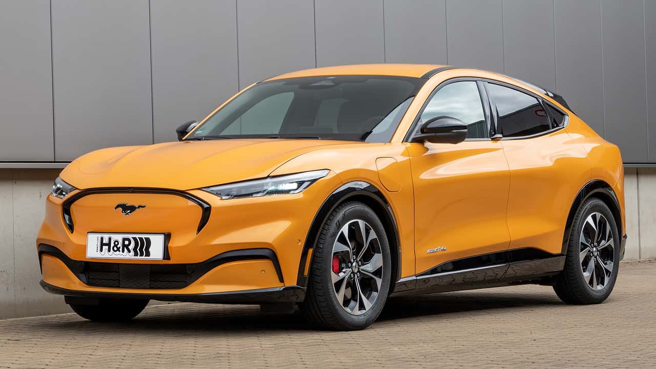 Ford Mustang Mach-E mit Sportfedern von H&R