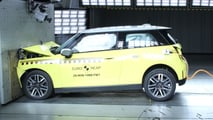 Mini Cooper E beim Aufprall mit voller Karosseriebreite auf eine frontale Barriere