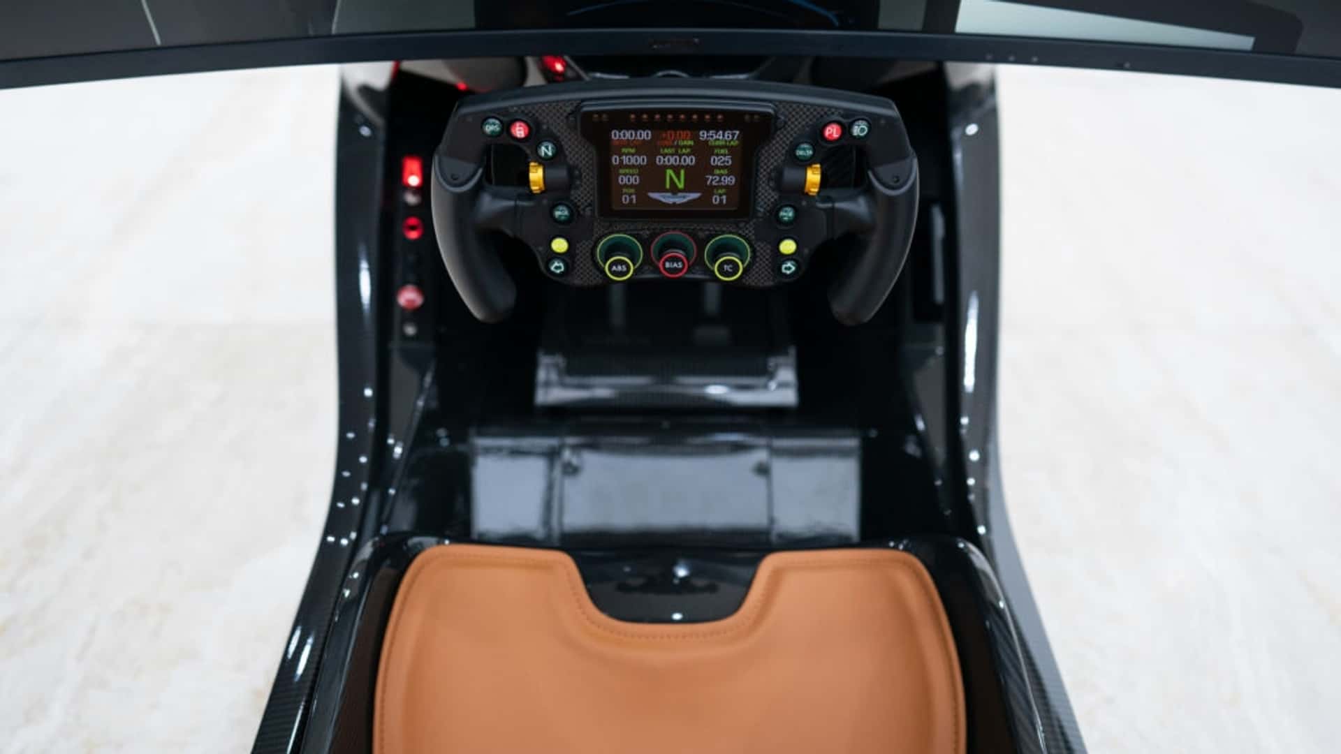 https://cdn.motor1.com/images/mgl/zxAq88/s1/aston-martin-amr-c01-sim-racing-cockpit.jpg