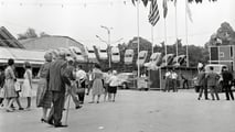 Salão de 1961 - na entrada do Ibirapuera, 14 Dauphine para sorteio