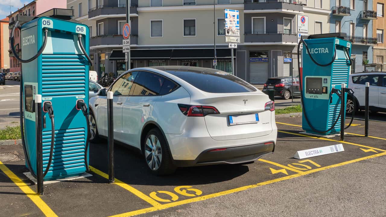 Electra introduce Electra+, un abbonamento per la ricarica dell'auto elettrica che abbassa i prezzi a 0,44 €/kWh