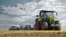 Claas Axion 8 CMATIC, motore NEF 6.7, 264-313 cv e 67 dB(A); CMATIC e MAXI CARE fino a 8 anni alzano comfort e TCO