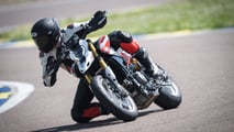 MY26_HYPERMOTARD_V2SP_STATICS_ON_LOCATION_10