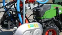 Diserbo meccanico, lavorazione doppia del sottofila e defogliatura pneumatica: Olmi porta a Enovitis in Campo 2026 tre soluzioni concrete.