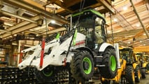 JCB lancia la prima terna 3CX a idrogeno di serie: zero emissioni, stessa potenza del diesel e rifornimento rapido in cantiere.