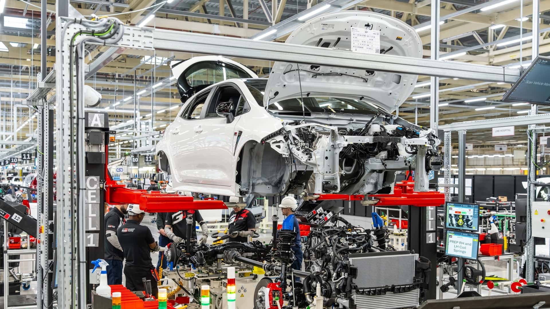 https://cdn.motor1.com/images/mgl/zxJlrE/s1/toyota-gr-corolla-uk-plant-tour.jpg