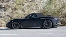 Porsche 718 Boxster elettrica, le foto spia coi fari di serie