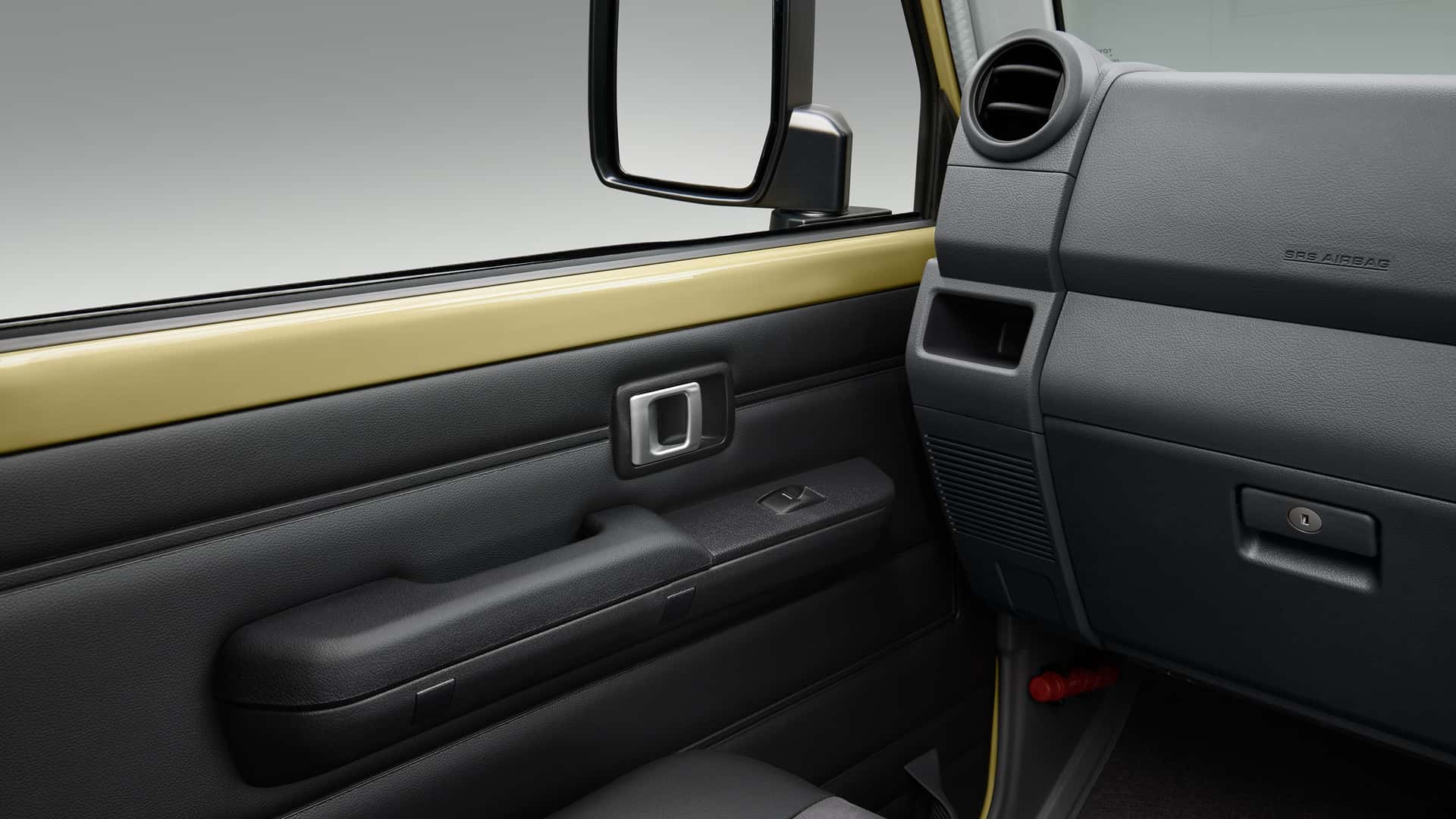 https://cdn.motor1.com/images/mgl/zxQK1b/s1/2024-toyota-land-cruiser-70-series-jdm.jpg