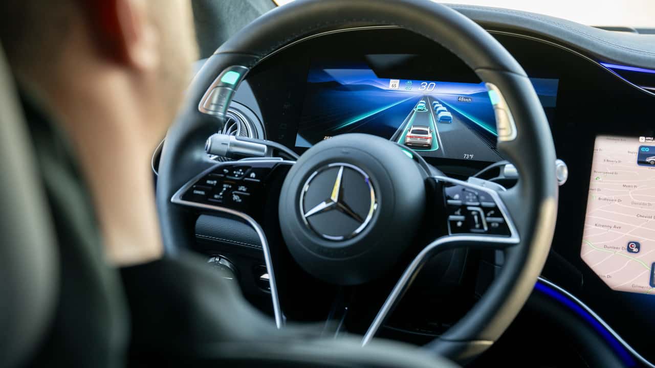 Écran intérieur conducteur du Mercedes-Benz EQS Drive Pilot 2024