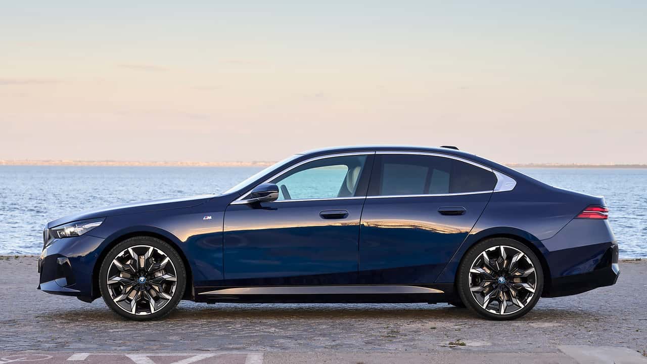 BMW i5 eDrive40 (2023): Seitenansicht der Limousine