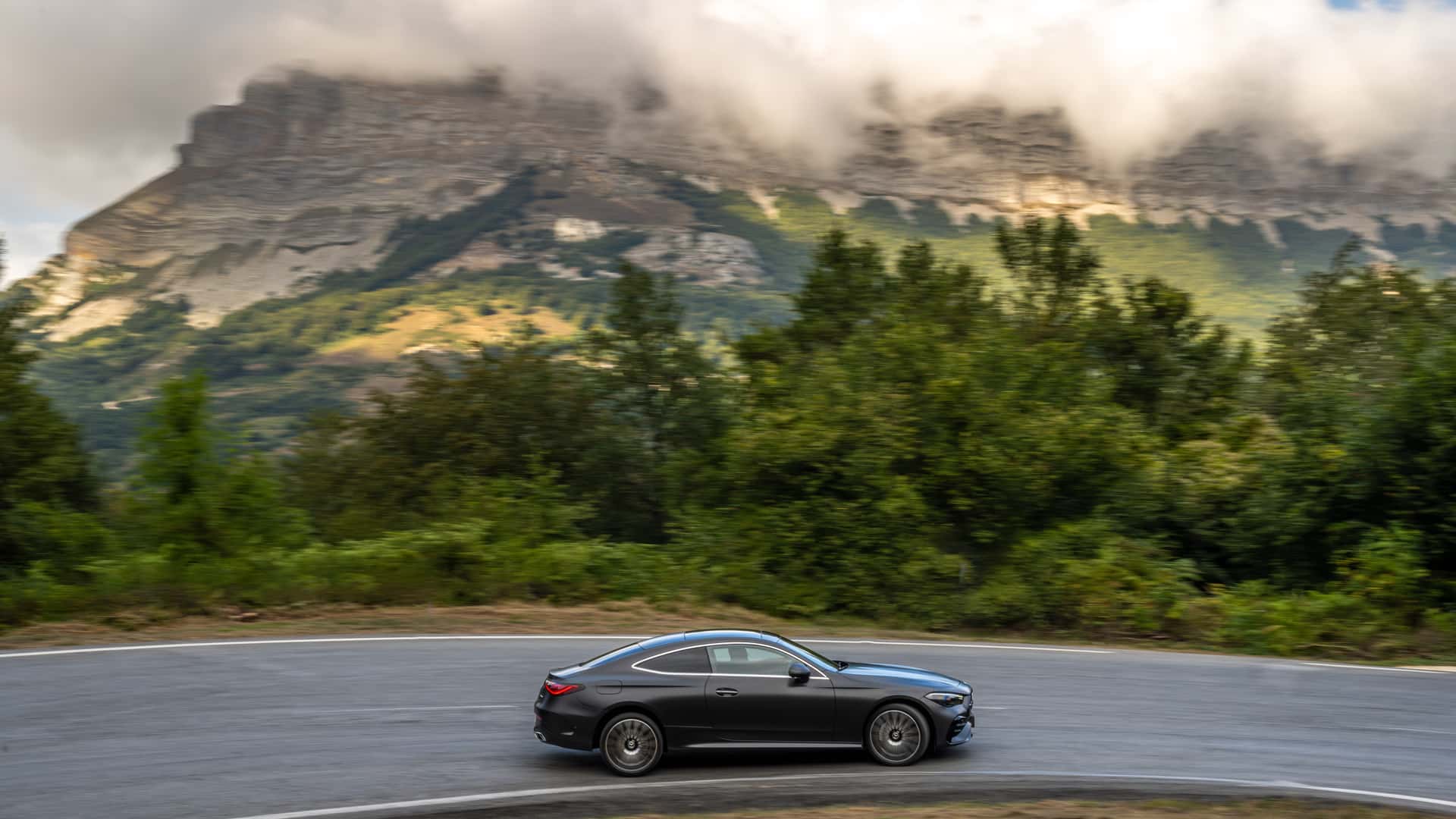 https://cdn.motor1.com/images/mgl/zxQxX6/s1/2024-mercedes-benz-cle450-scenery.jpg