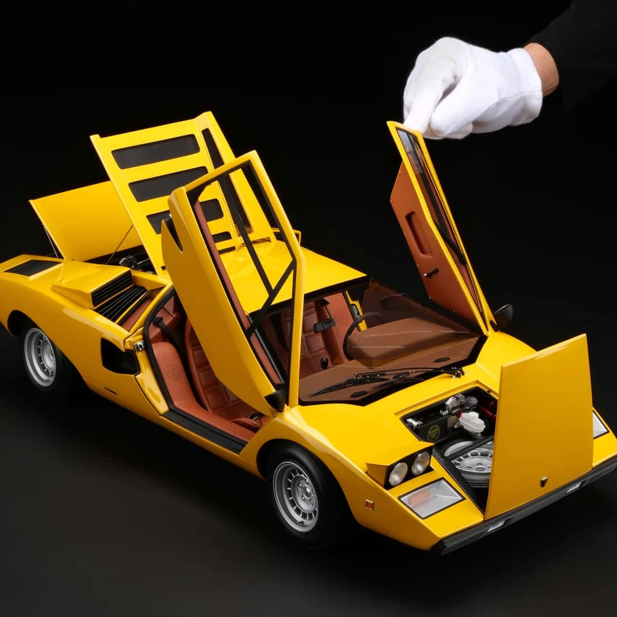 Este Lamborghini Countach a escala 1:8 cuesta más que un MG ZS real