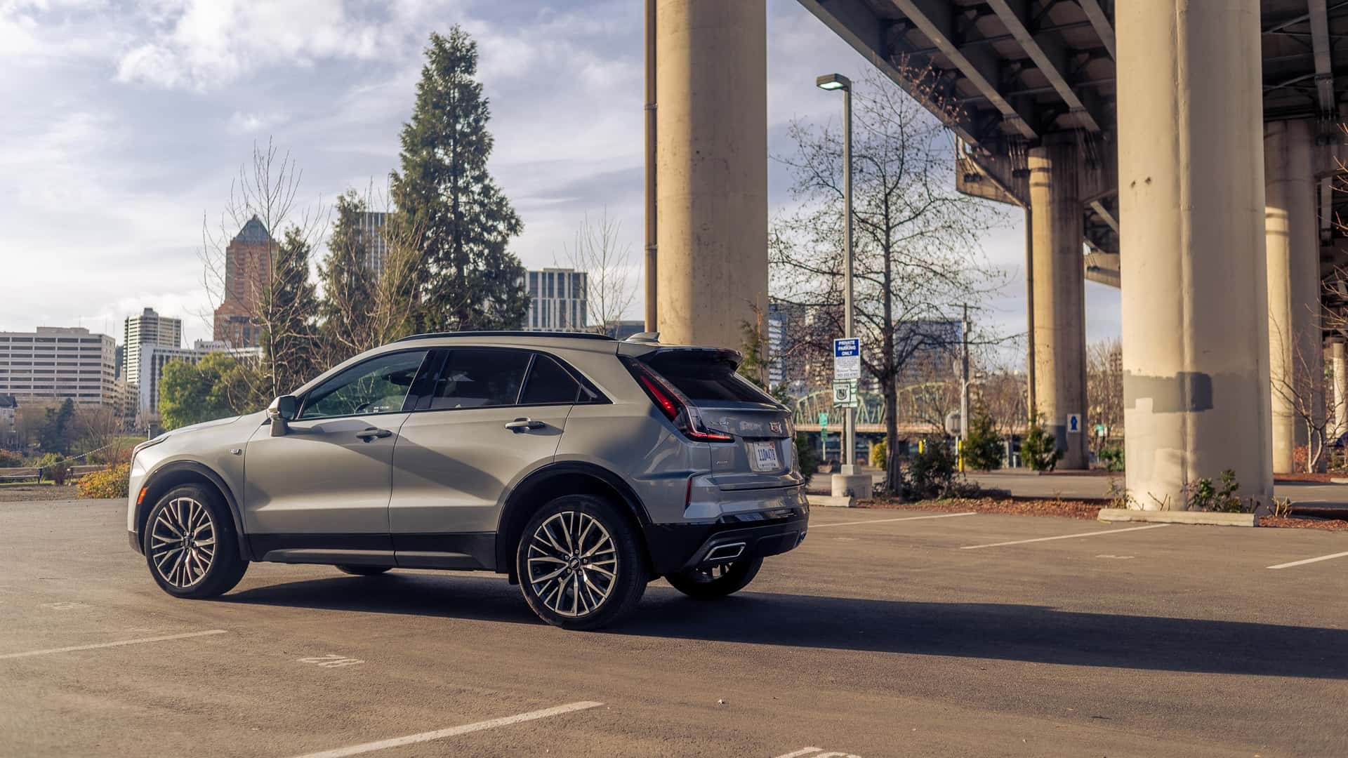 https://cdn.motor1.com/images/mgl/zxV4BL/s1/2024-cadillac-xt4-350t-awd-argent-silver-metallic.jpg