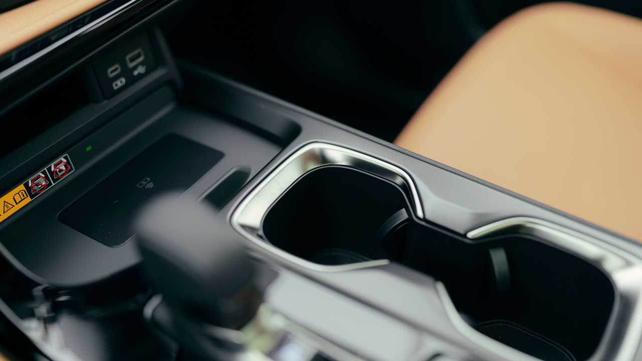 Lexus NX, центральный тоннель