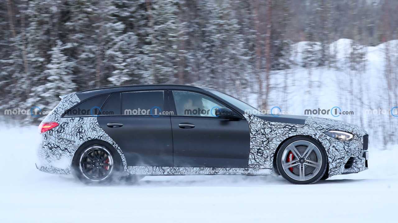 Immagini spia Mercedes-AMG C63 Wagon