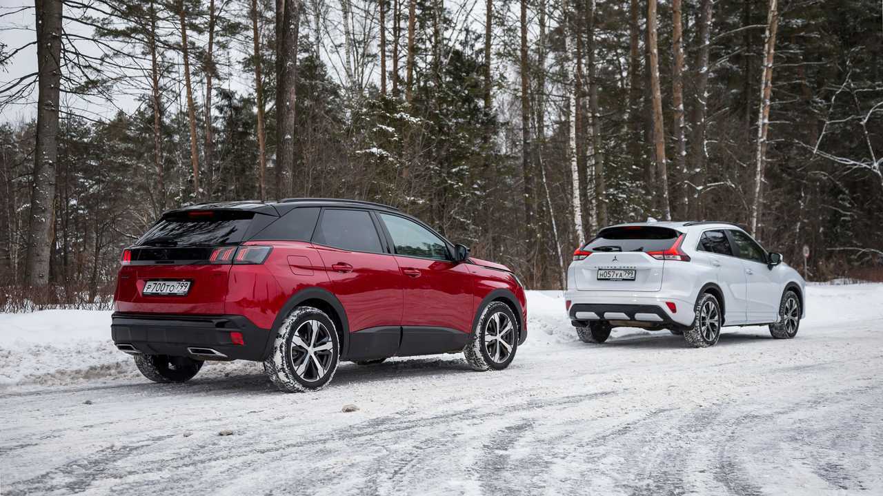 Mitsubishi Eclipse Cross и Peugeot 3008 в три четверти сзади